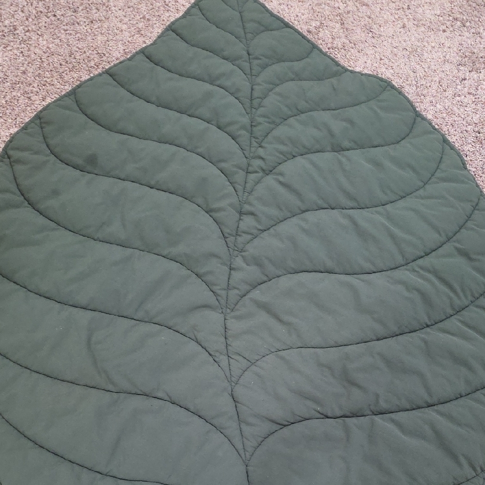 Green Leaf-Shaped Rug - Picture 2 of 5
